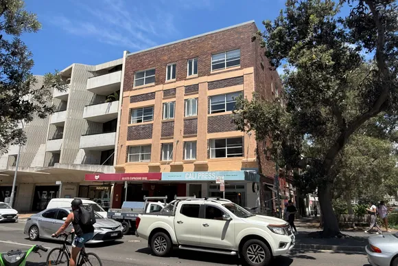 8/16 Hall Street, Bondi