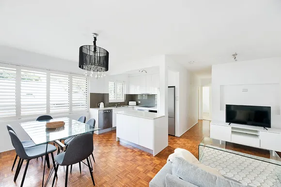 11/1074  Botany Road, Botany